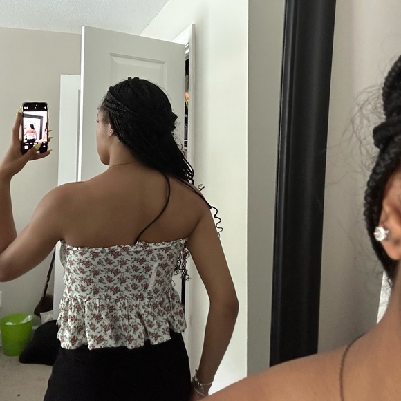 Windsor Pop of Floral Peplum Top - Picture 4 of 9